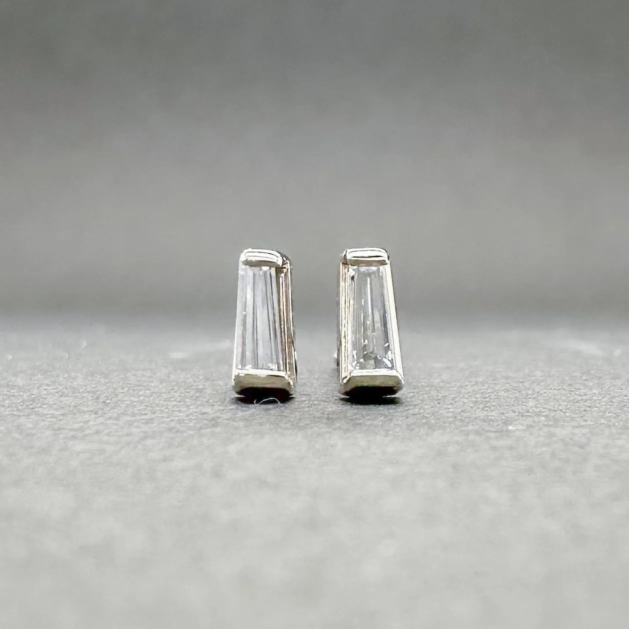 Estate 14K W Gold 0.13ctw G-H/VS1-2 Baguette Diamond Stud Earrings