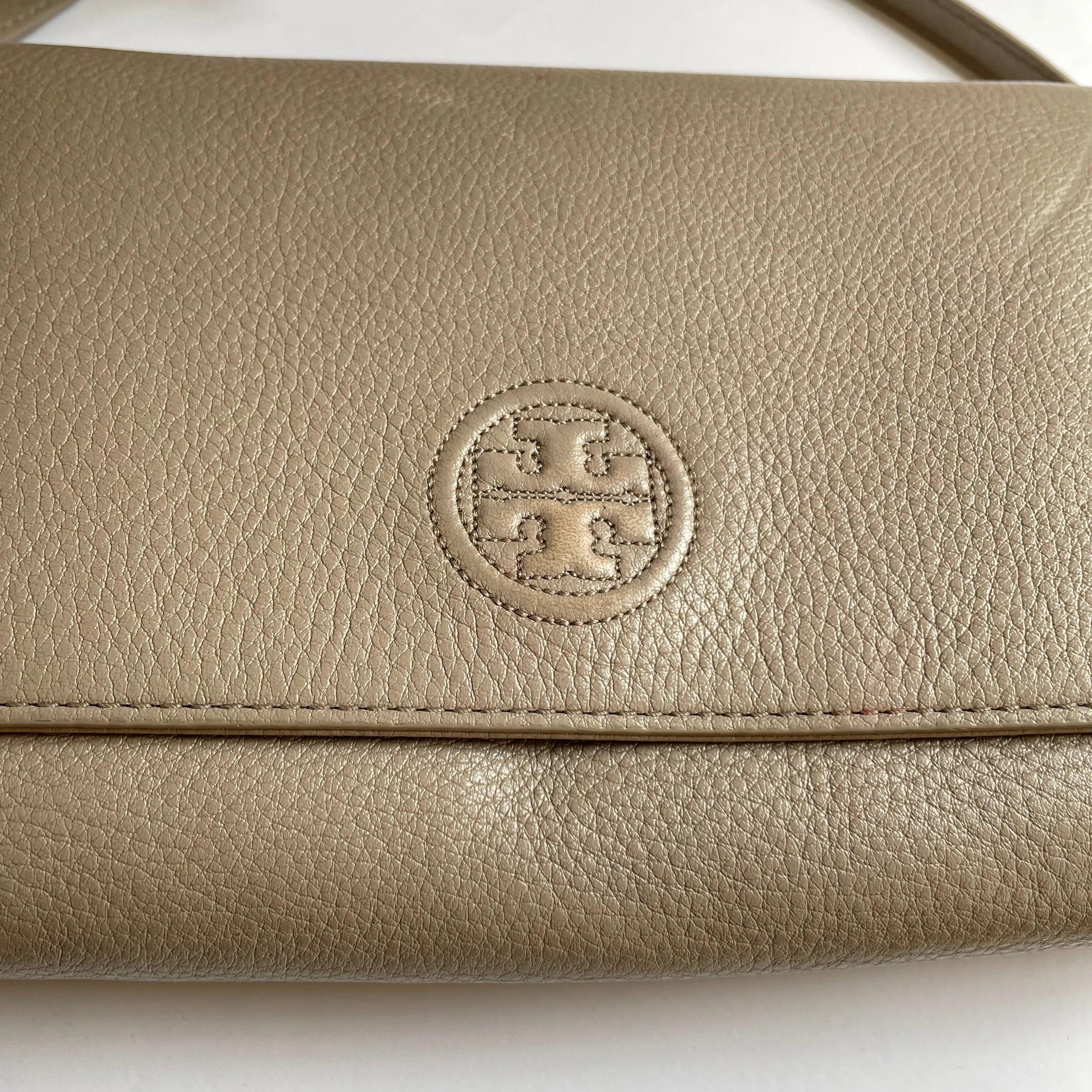 Tory Burch Grey Leather Bombe Flat Wallet Crossbody Bag | Pre Loved |